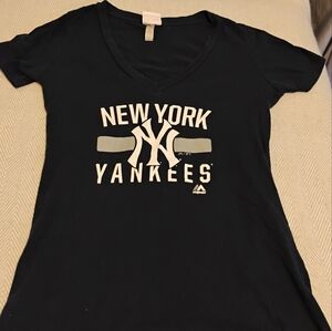 NY Yankees Tshirt For Ladies. Navy And White XL